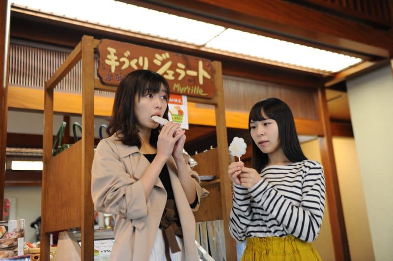 山中温泉の店舗で食べ歩きを楽しむ参加者
