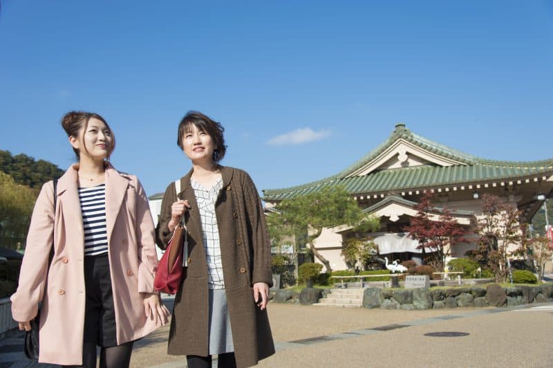 山中温泉の菊の湯前を歩く二人の参加者