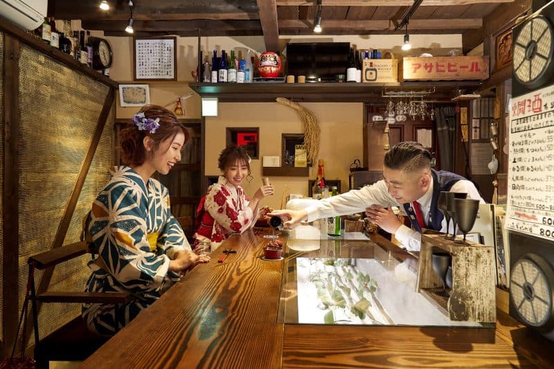 山中温泉の店舗で交流を楽しむ来訪者
